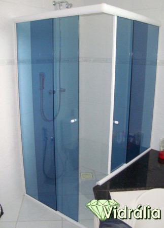 Box de canto em vidro azul com kit branco